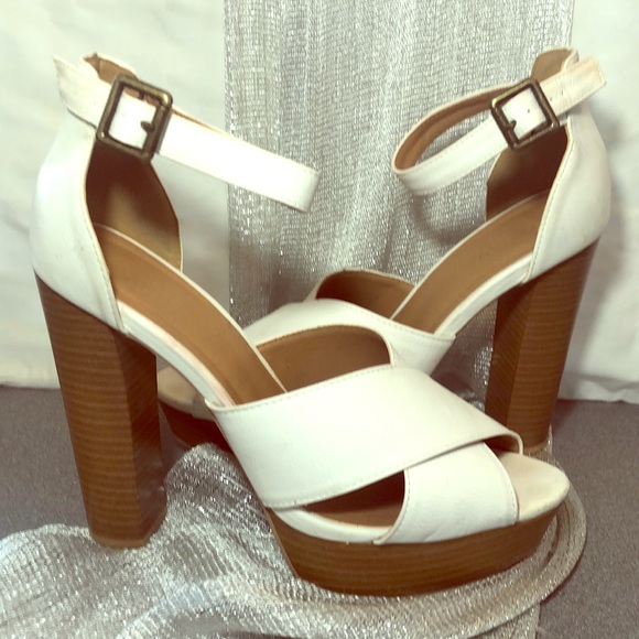 Pretty white strappy heels with peep toes - Picture 1 of 7